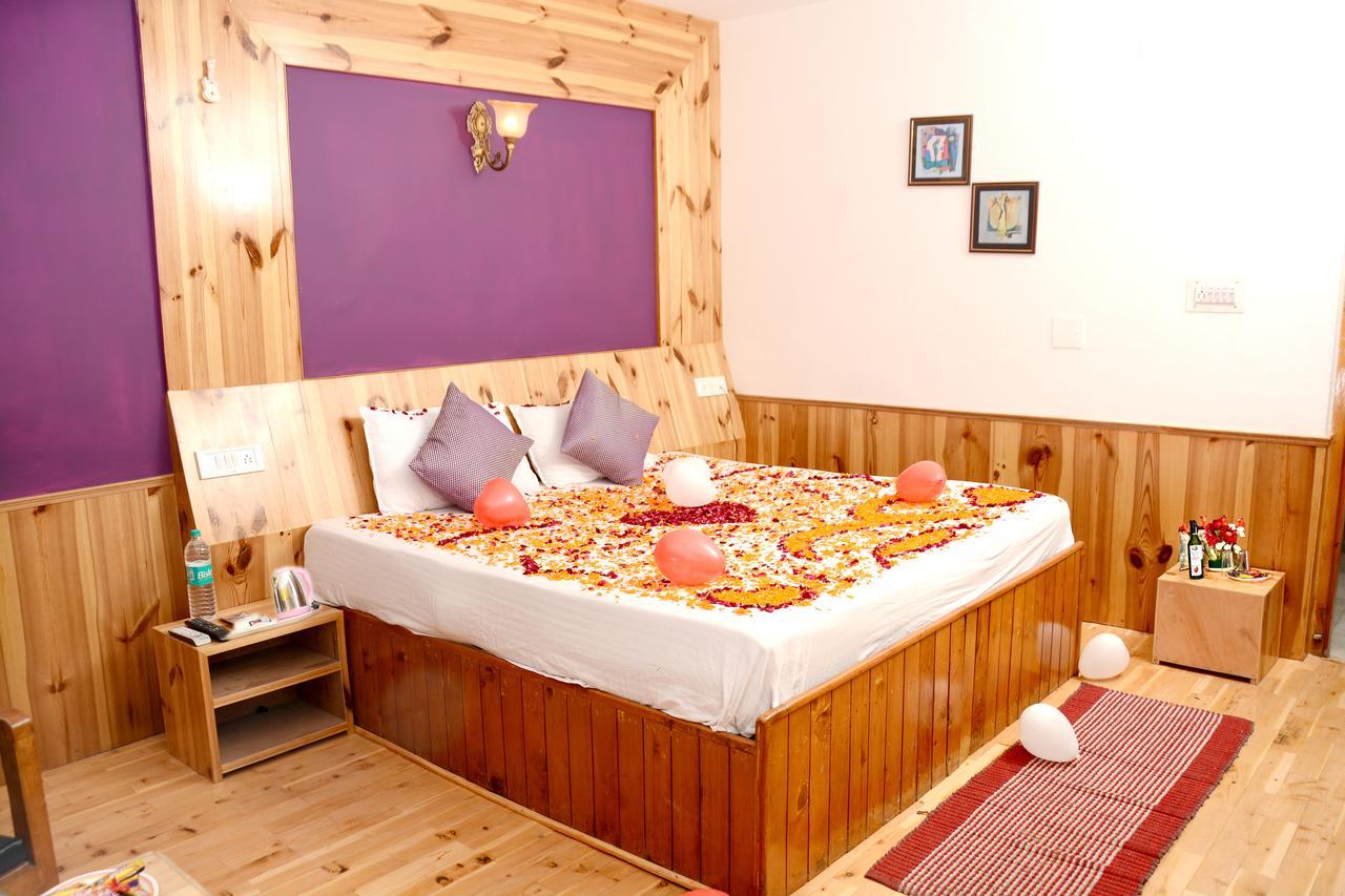 Hotel Rajhans Manali Exteriör bild