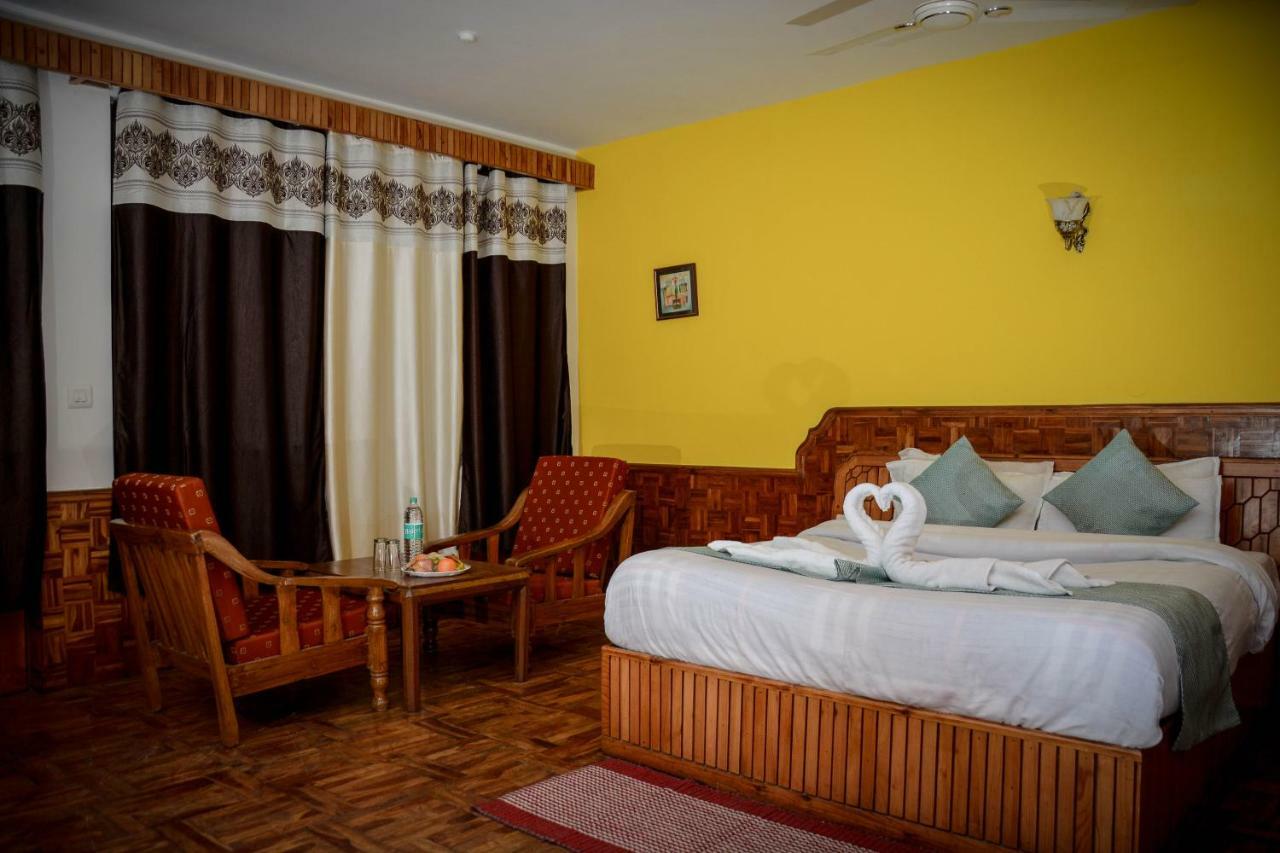 Hotel Rajhans Manali Exteriör bild