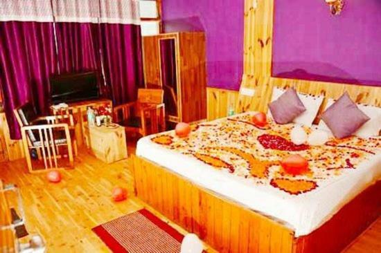 Hotel Rajhans Manali Exteriör bild