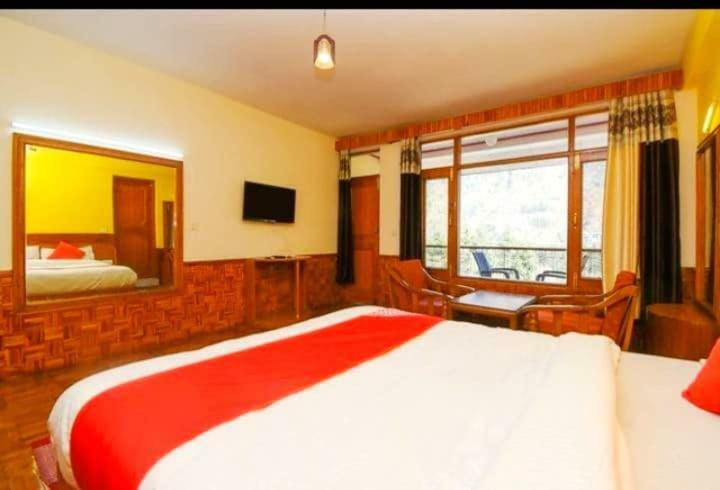 Hotel Rajhans Manali Exteriör bild