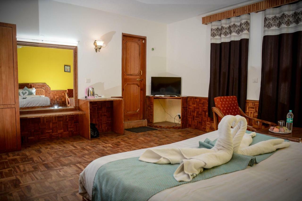 Hotel Rajhans Manali Exteriör bild