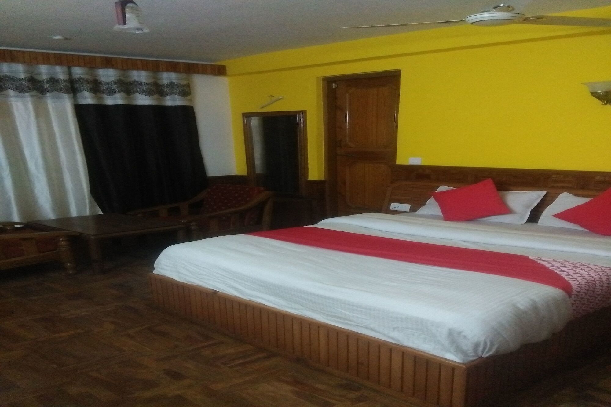 Hotel Rajhans Manali Exteriör bild