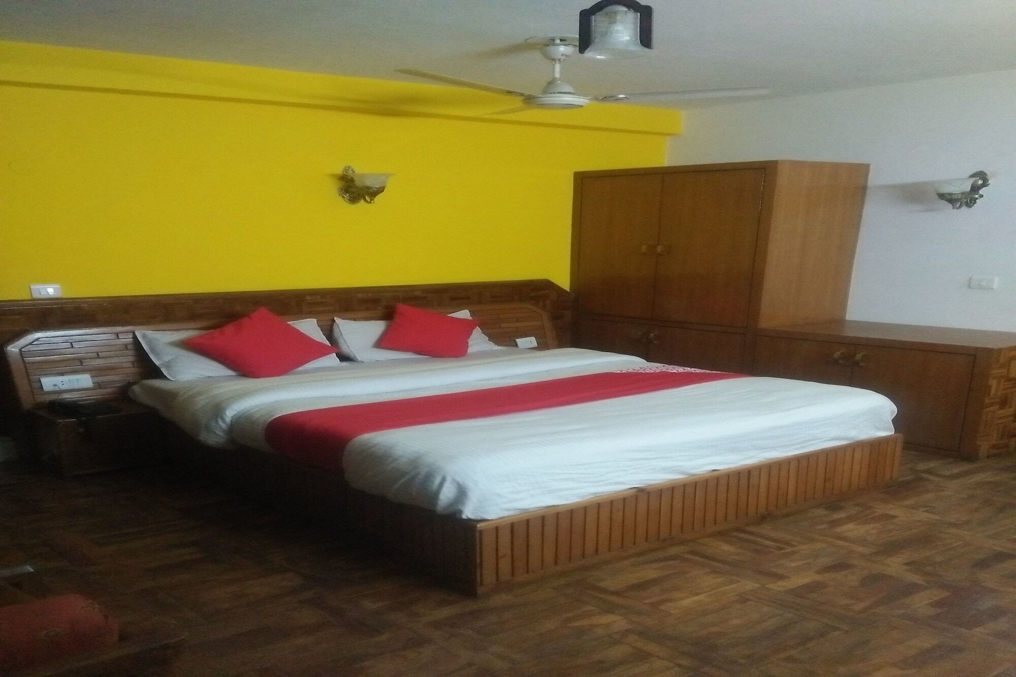 Hotel Rajhans Manali Exteriör bild